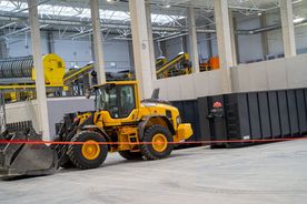 zdjęcie koparko-ładowarki w budynku firmy