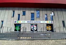 fasada budynku z szerokimi schodami