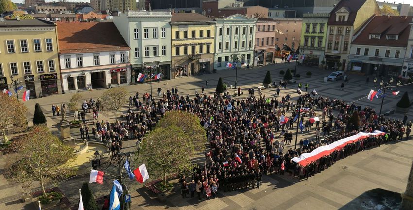 Obchody Święta Niepodległości na rybnickim rynku - flagi, mieszkańcy, żołnierze, poczty sztandarowe...