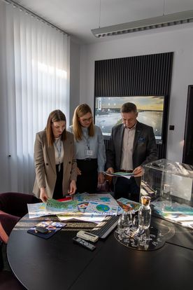 zdjęcie urzędników przeglądających prace dzieci