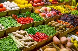 Różnokolorowe owoce i warzywa w skrzynkach