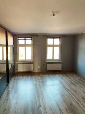 Zdjęcie przedstawia wnętrze pustego pokoju.