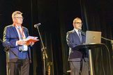 zdjęcie przedstawia ludzi przemawiających na konferencji
