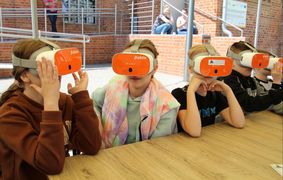 Dzieci uczestniczące różnego rodzaju zajęciach i doświadczeniach w trakcie Festwalu Nauki