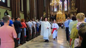 Procesja ulicami Rybnika z figurą świętego Antoniego - patrona miasta. 