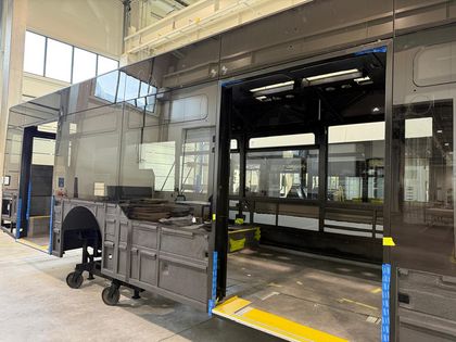 Autobus wodorów w hali produkcyjnej