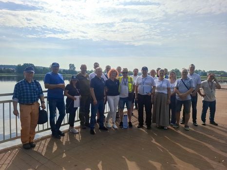 Zdjęcie przedstawia grupę osób pozujących do zdjęcia.