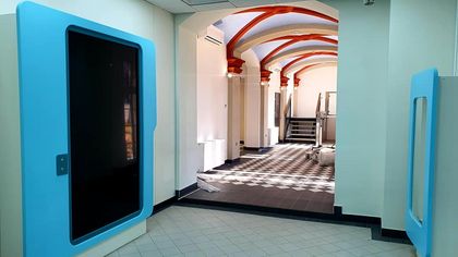 Wnętrza nowoczesntego edukatorium w zabytkwoym budynku