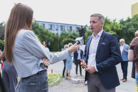 Uroczystość otwarcia muralu browarniczego na budynku kamienicy