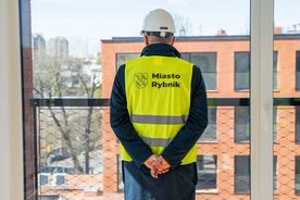 Briefing prasowy na terenie nowego budynku mieszkalnego TBS w Rybniku