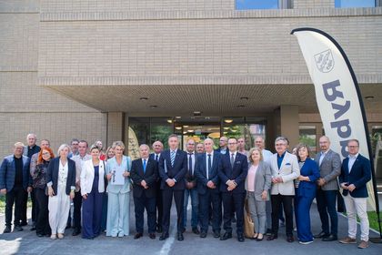 Zdjęcie gości przed budynkiem hospicjum
