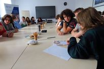 Grupa młodzieży w trakcie gry terenowej