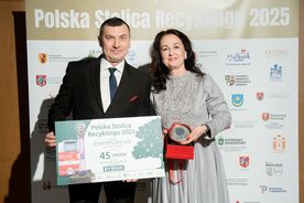 osoby pozujące do zdjęcia w okazji uroczystości - Rybnik podwójnie nagrodzony za edukację ekologiczną