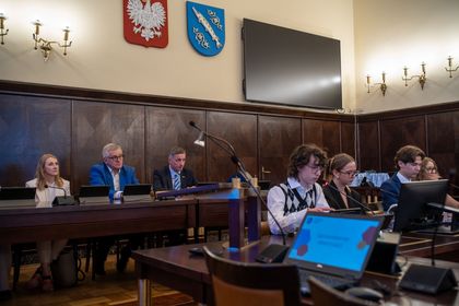 młodzież w sali obrad urzędu miasta na sesji młodzieżowej rady miasta