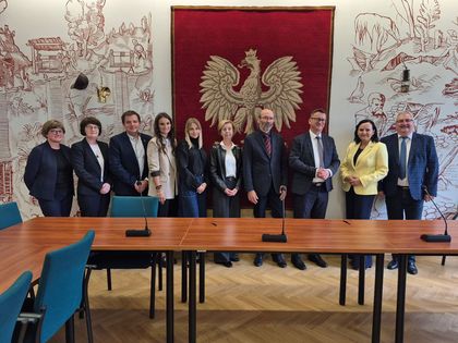 Zdjęcie przedstawia grupę osób pozujących do zdjęcia.