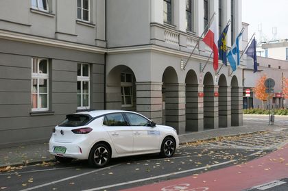 Biały samochód elektryczny zaparkowany przez Urzędem Miasta Rybnika 