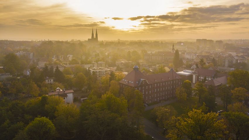 Zamglona panorama miasta z lotu ptaka z bazyliką, teatrem i kampusem. 