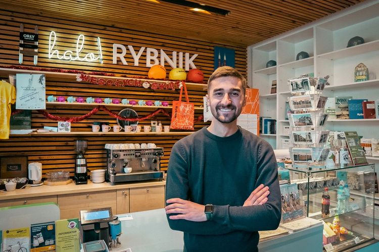 Mykhailo Solovienko we wnętrzu Punktu Informacji Turystycznej Halo!Rybnik