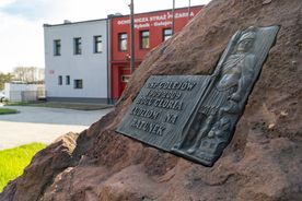 Zmodernizowany budynek OSP Golejów - z prawej tablica pamiątkowa