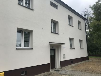 Wyremontowany pomalowany na jasny kolor budynek mieszkalny.