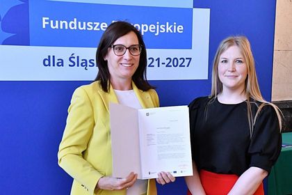 Dyrektorka II LO z listem gratulacyjnym