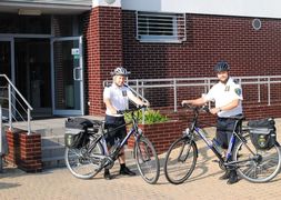Patrol rowerowy Straży Miejskiej przed budynkiem Straży Miejskiej