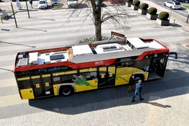Żółty autobus z lotu ptaka