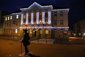 Świątecznie podświetlona fasada urzędu miasta 