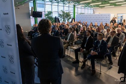 uczestnicy konterencji podsumowującej wdrożenie bliźniaka cyfrowego ulic miasta Rybnika 