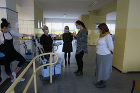 Kilka kobiet rozmawiących na szkolnej stołówce