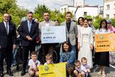 zdjęcie przedstawia dzieci prezydenta miasta i nagrody