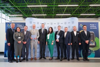 Podpisanie umowy na zakup 20 autobusów elektrycznych zasilanych wodorem w rybnickim magistracie. Fotografia zbiorowa osób związanych z realizacją przedsięwzięcia. 