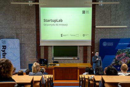 Grupa młodzieży ze szkół ponadpodstawowych na auli Kampusu podaczas Startup Lab Rybnik