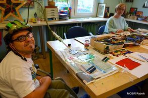 Medale dla uczestników Biegu Barbórkowego wykonają podopieczni Warsztatu Terapii Zajęciowej „Przystań”. Fot. MOSiR Rybnik. 