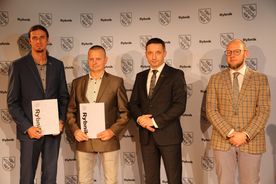 Sportowcy wyróżnieni za osiągnięcia w 2021 roku podczas uroczystej gali z udziałem władz miasta Rybnika. 