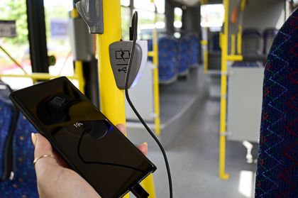 Ładowarka USB we wnętrzu autobusu.