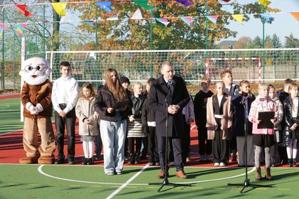 osoby na boisku sportowym