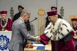 Prezydent Rybnika odbiera wyróżnienie nadane przez Senat Politechniki Śląskiej Miastu Rybnik - „Medal Politechniki Śląskiej” za działania na rzecz dobra wspólnego Uczelni i jej społeczności.
