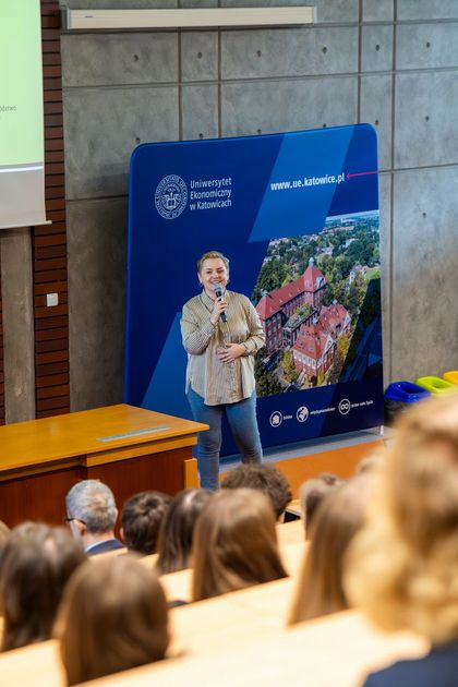 Grupa młodzieży ze szkół ponadpodstawowych na auli Kampusu podaczas Startup Lab Rybnik