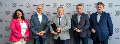 5 osób ustawionych do zdjęcia