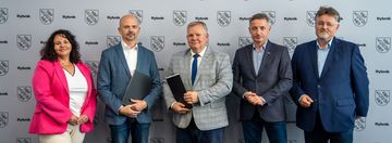 5 osób ustawionych do zdjęcia