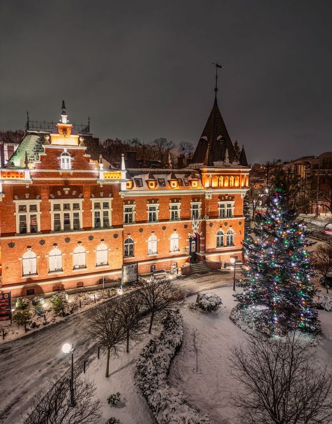 Budynek Starostwa Powiatowego w Rybniku nocą 