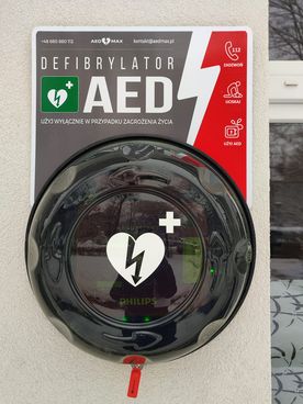 Defibrylator AED na ścianie budynku użyteczności publicznej w dzielnicy Boguszowice Osiedle. 
