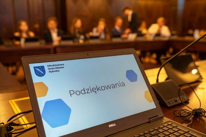 młodzież w sali obrad urzędu miasta na sesji młodzieżowej rady miasta