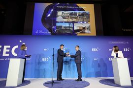 zdjęcie przedstawia wręczenie nagrody 