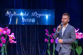 Osoby na scenie odbierające nagrody Prymus