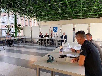 osoby siedzące w pomieszczeniu urzędu miasta