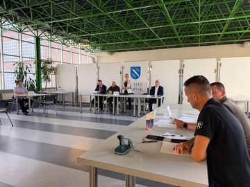 osoby siedzące w pomieszczeniu urzędu miasta
