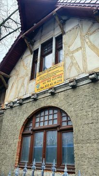 Bok zabytkowego budynku z dwoma oknami