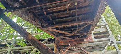 zdjęcie przedstawia starą kładke na boguszowicach